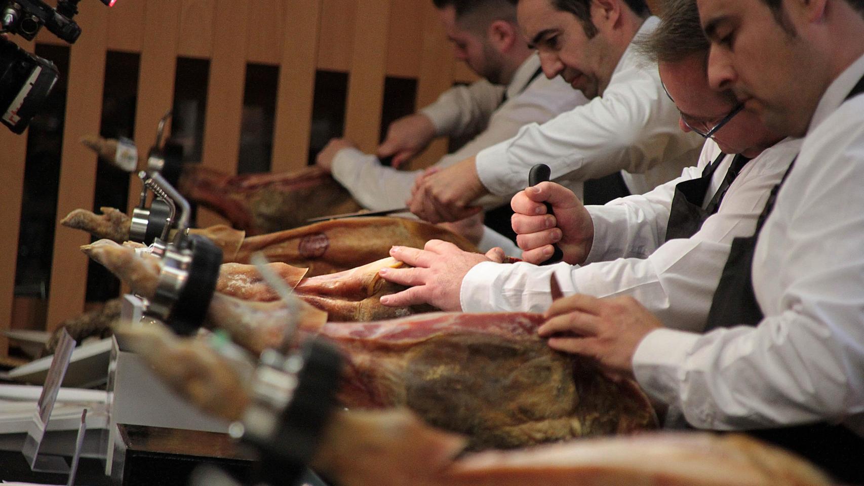 La guerra del jamón enfrenta a todos contra la DO Guijuelo por certificar con 50% de raza ibérica:  No afecta a la calidad 