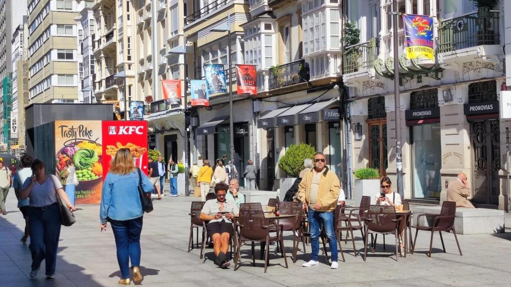 Lado peatonal de la plaza de Lugo de A Coruña, con hostelería y comercio.
