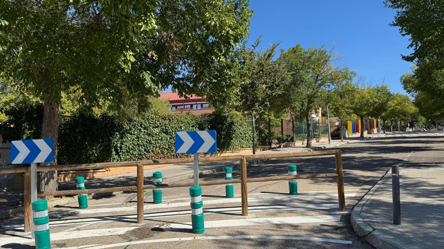 Vallas provisionales que llevan varios años instaladas y que han impedido llegar a los sanitarios.