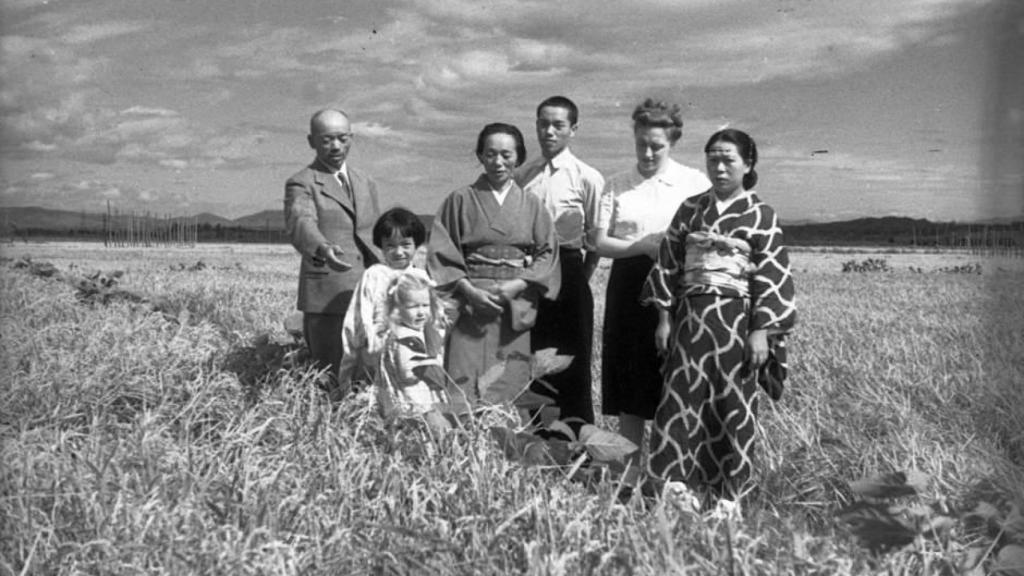 Dacia Maraini y su familia en Japón.