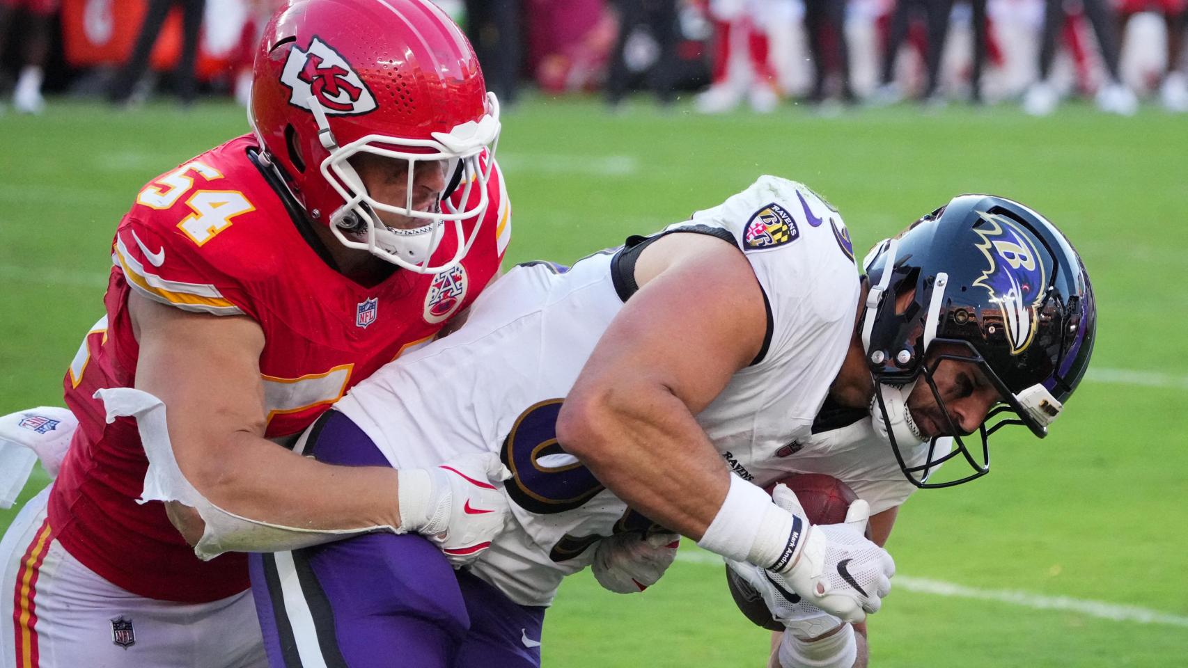 Leo Chenal, de los Kansas City Chiefs, trata de interceptar a un rival.
