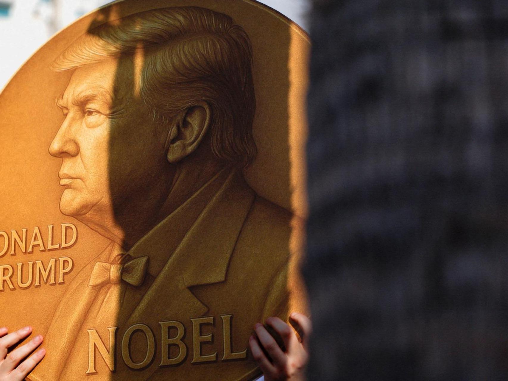 Un manifestante sostiene un cartel con una imagen que representa al presidente de Estados Unidos, Donald Trump, y la palabra Nobel escrita en él.