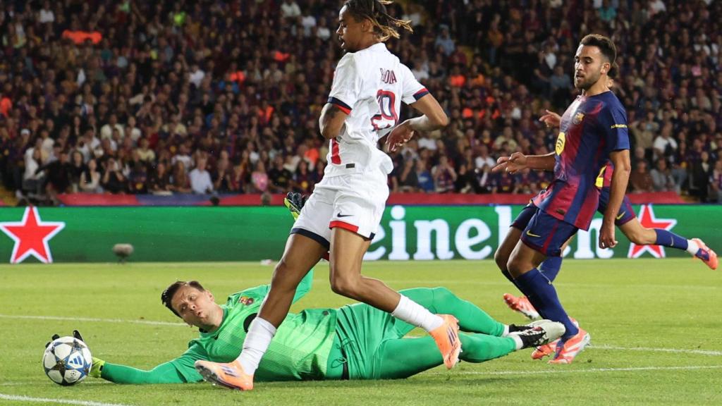 Szczesny throws himself to the ground against Barcola.