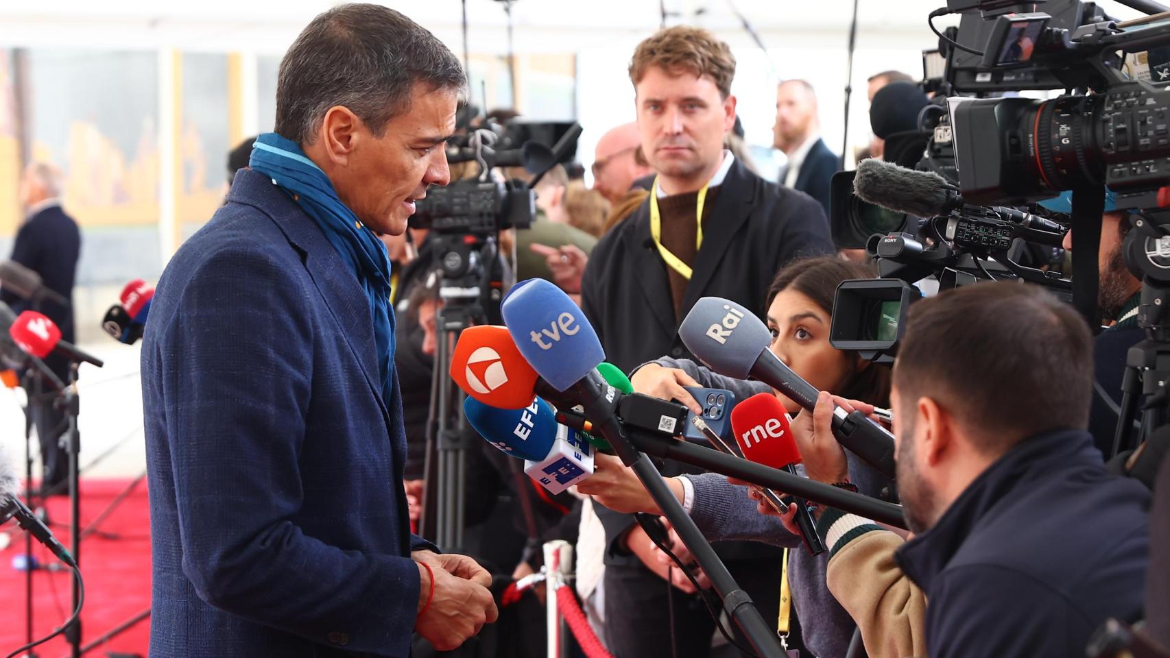 Pedro Sánchez atiende a la prensa a su entrada al Consejo Europeo celebrado este miércoles en Copenhague.
