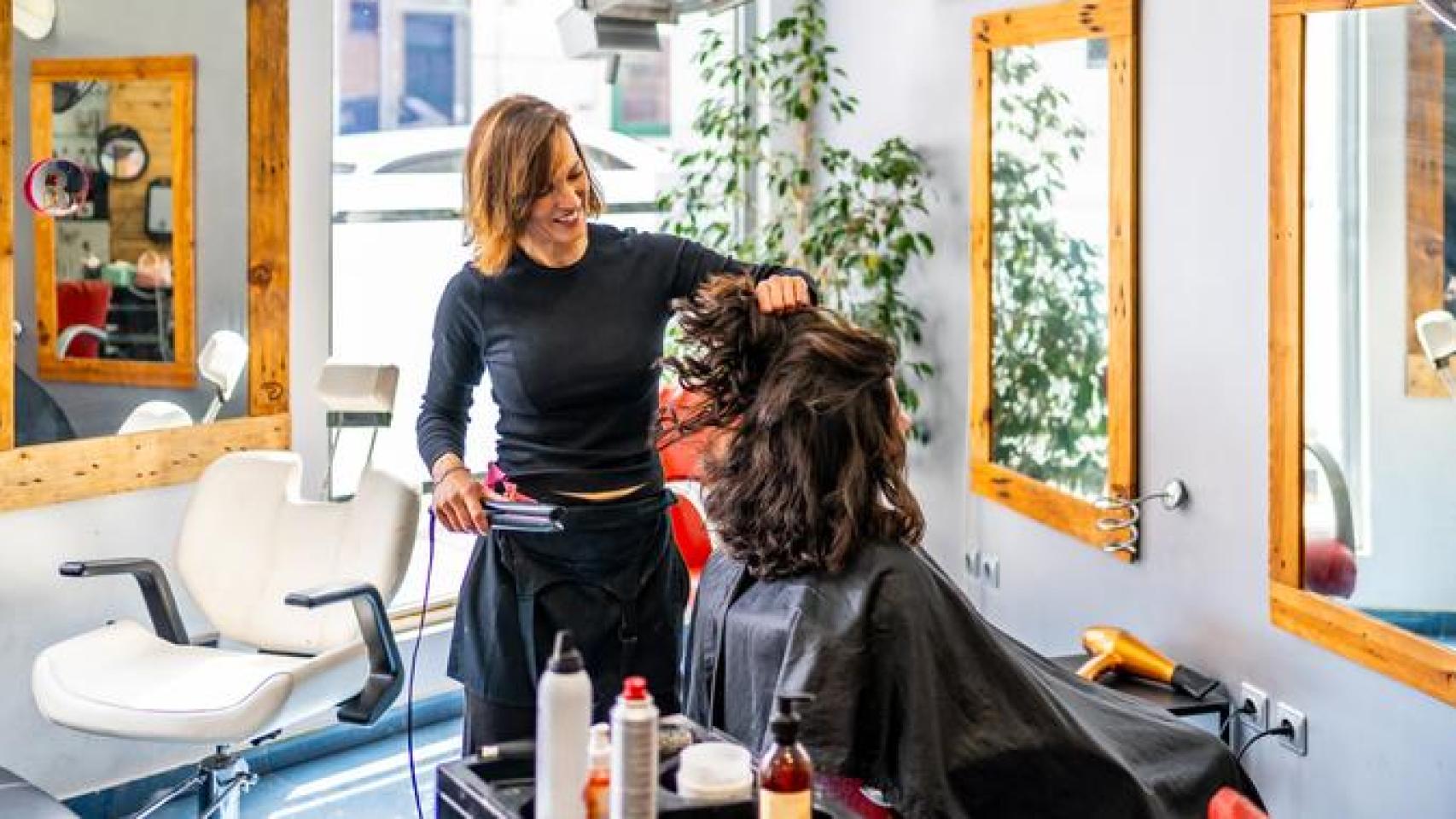 Mujer en su peluquería de confianza.