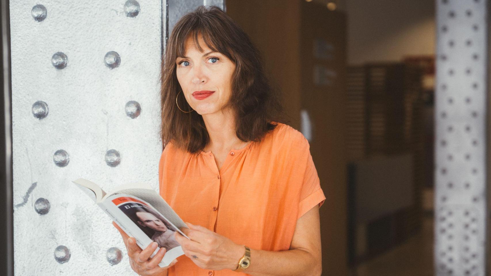 La autora posa con su nuevo libro.