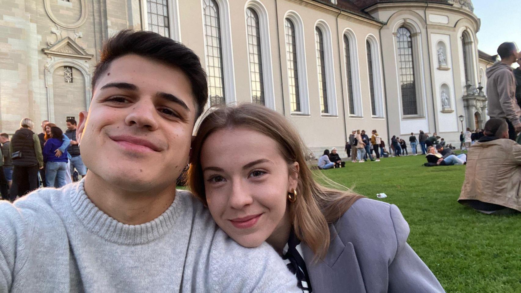 Laura Alcocer y su pareja en Suiza.