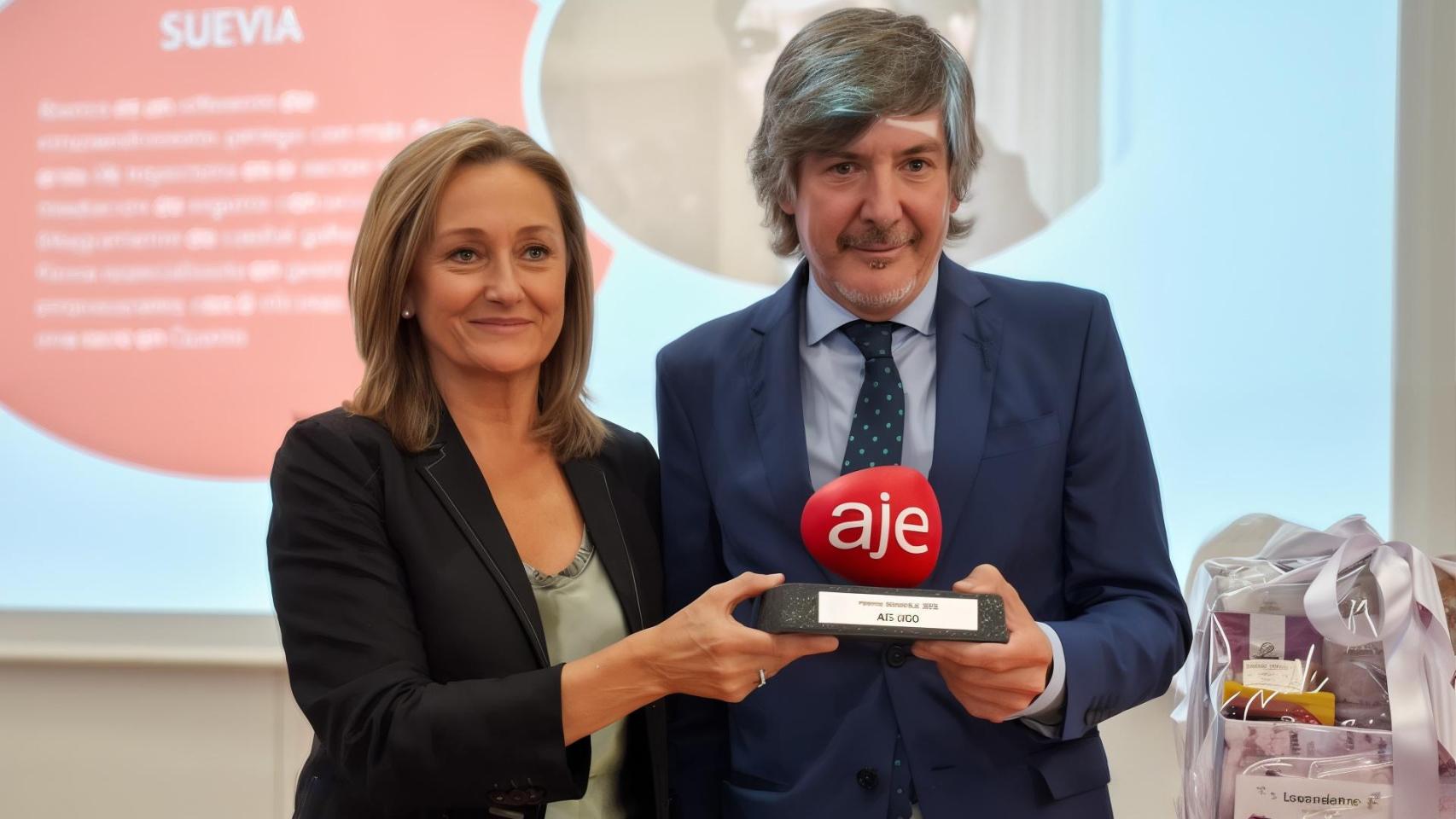 Luisa Sánchez, del PP de Vigo, entrega el Premio Honorífico de AJE a Alfredo Blanco.