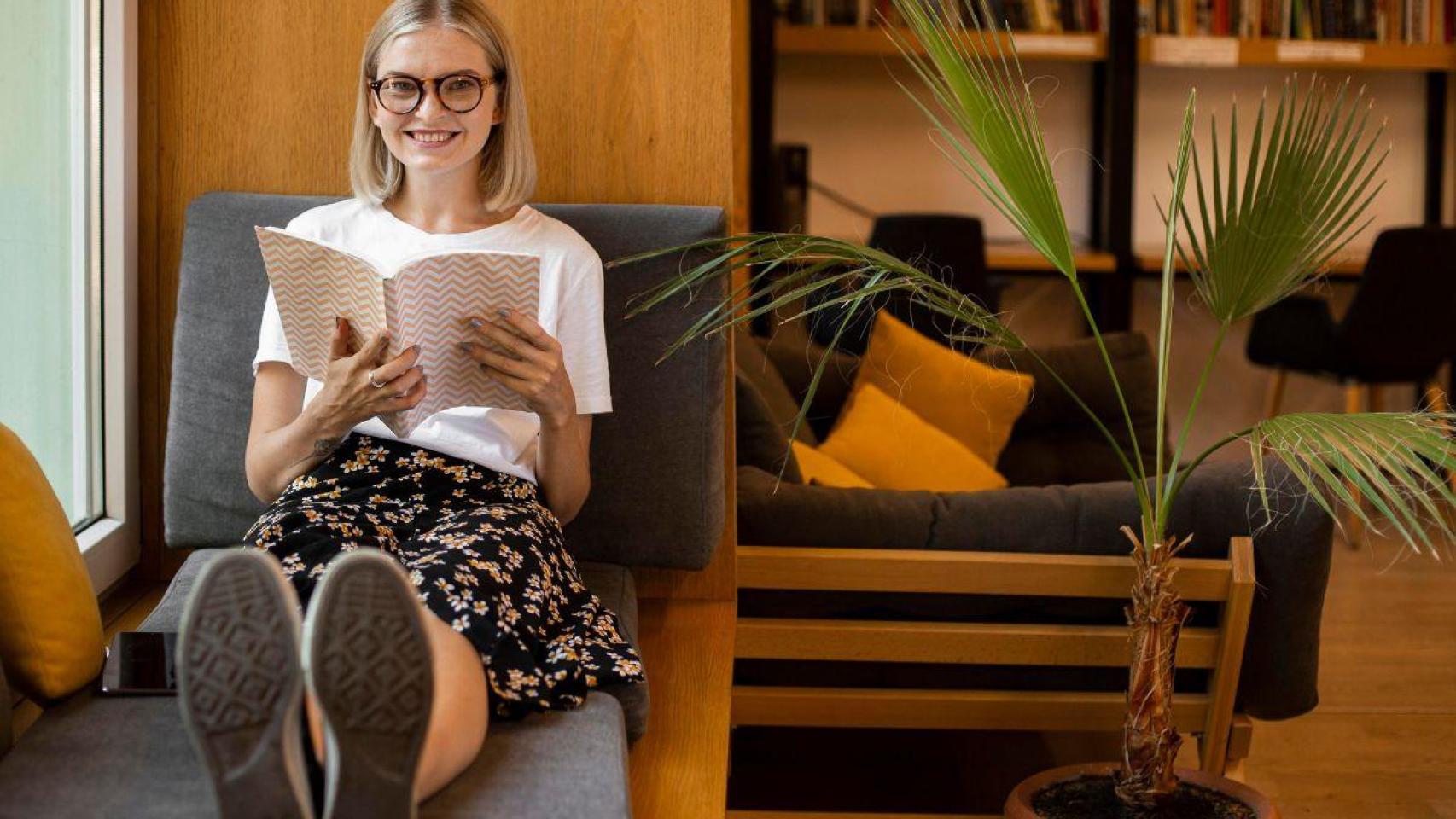 Me acabo de comprar una casa y he montado mi rincón de lectura con este mueble que parece de diseño