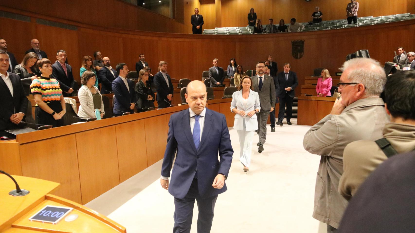 Diputados de Vox en Aragón, marchándose del hemiciclo durante un minuto de silencio