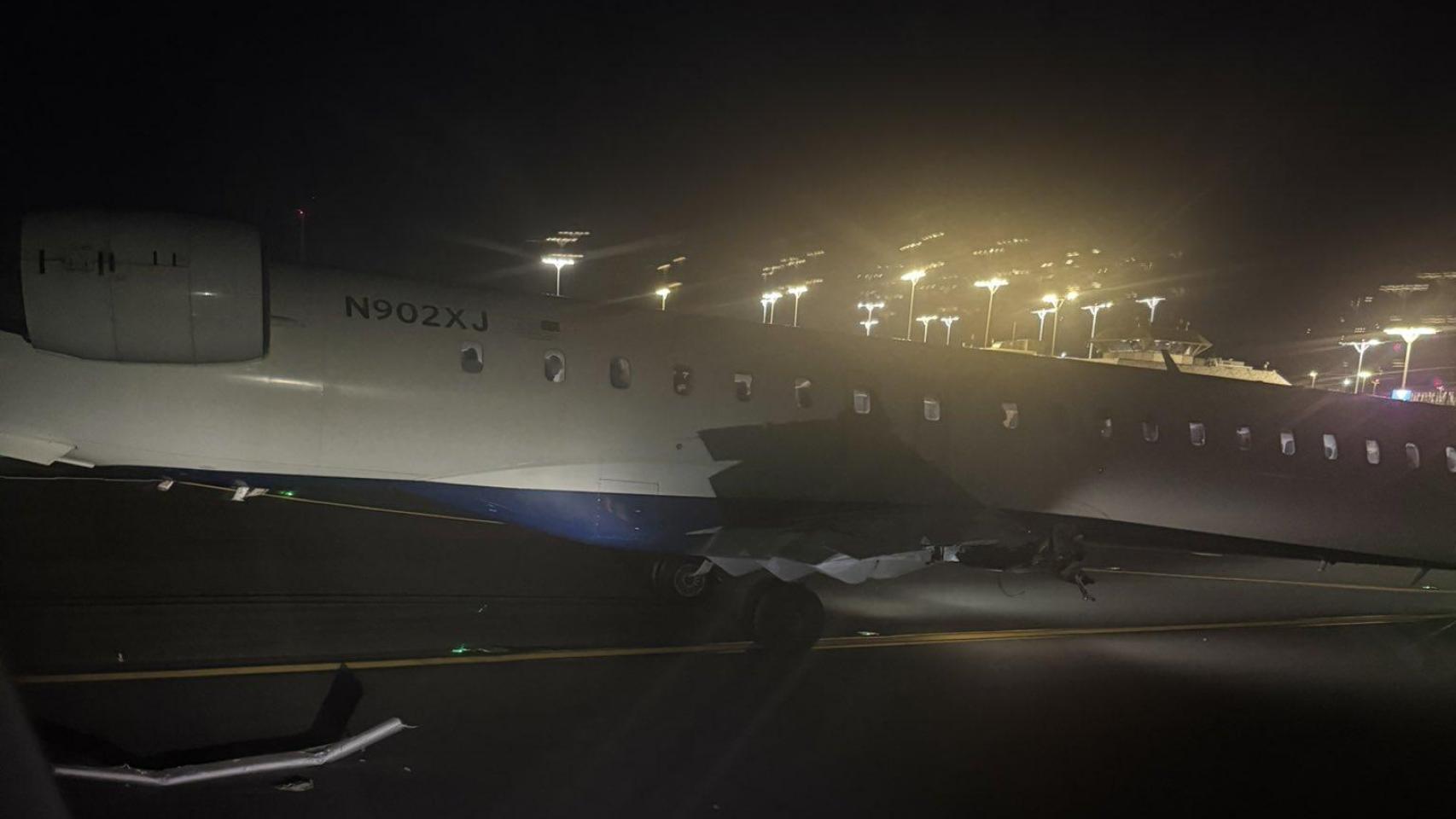 Uno de los aviones perdió una de las alas en el choque.