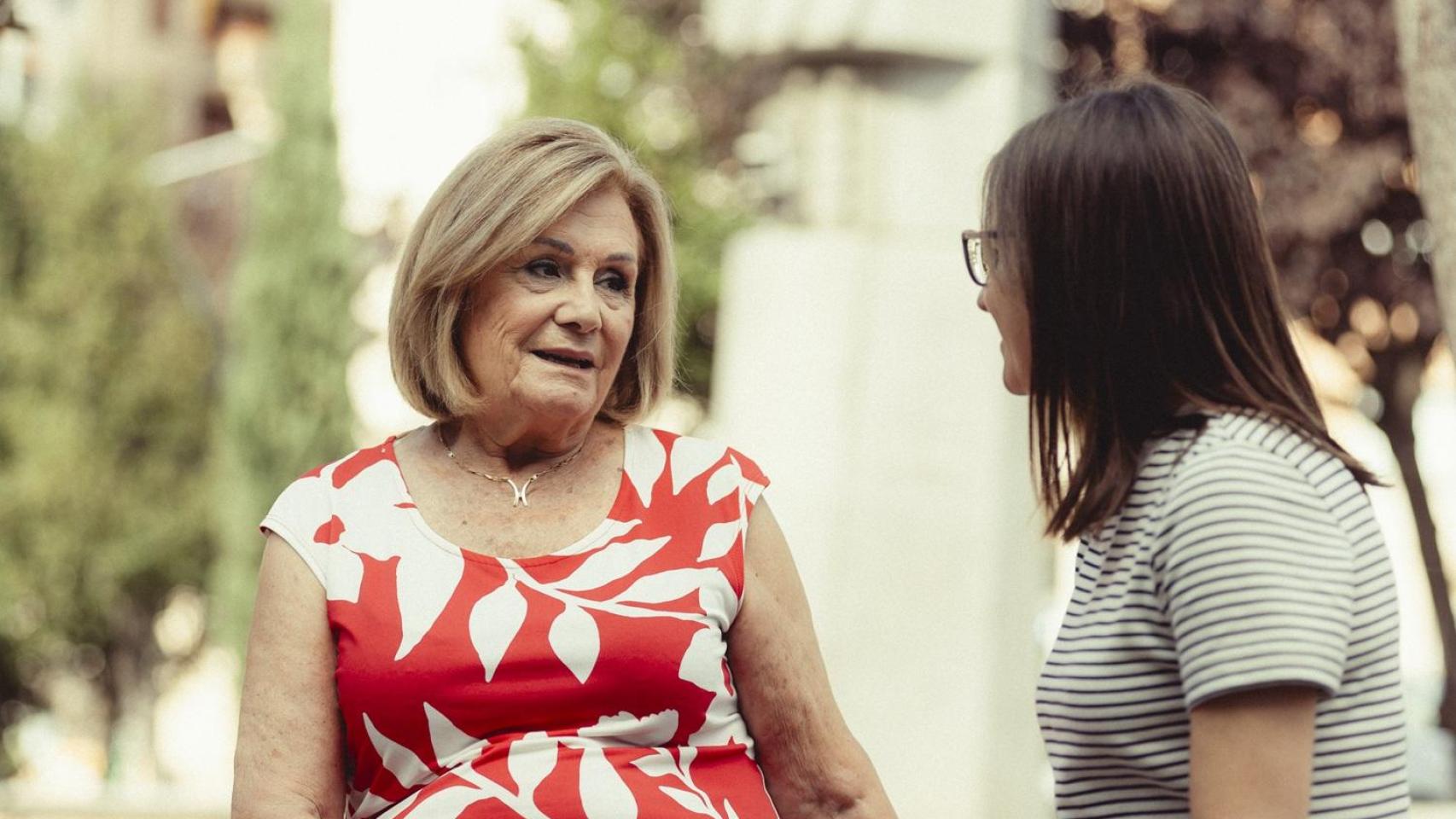 Una mujer habla con otra