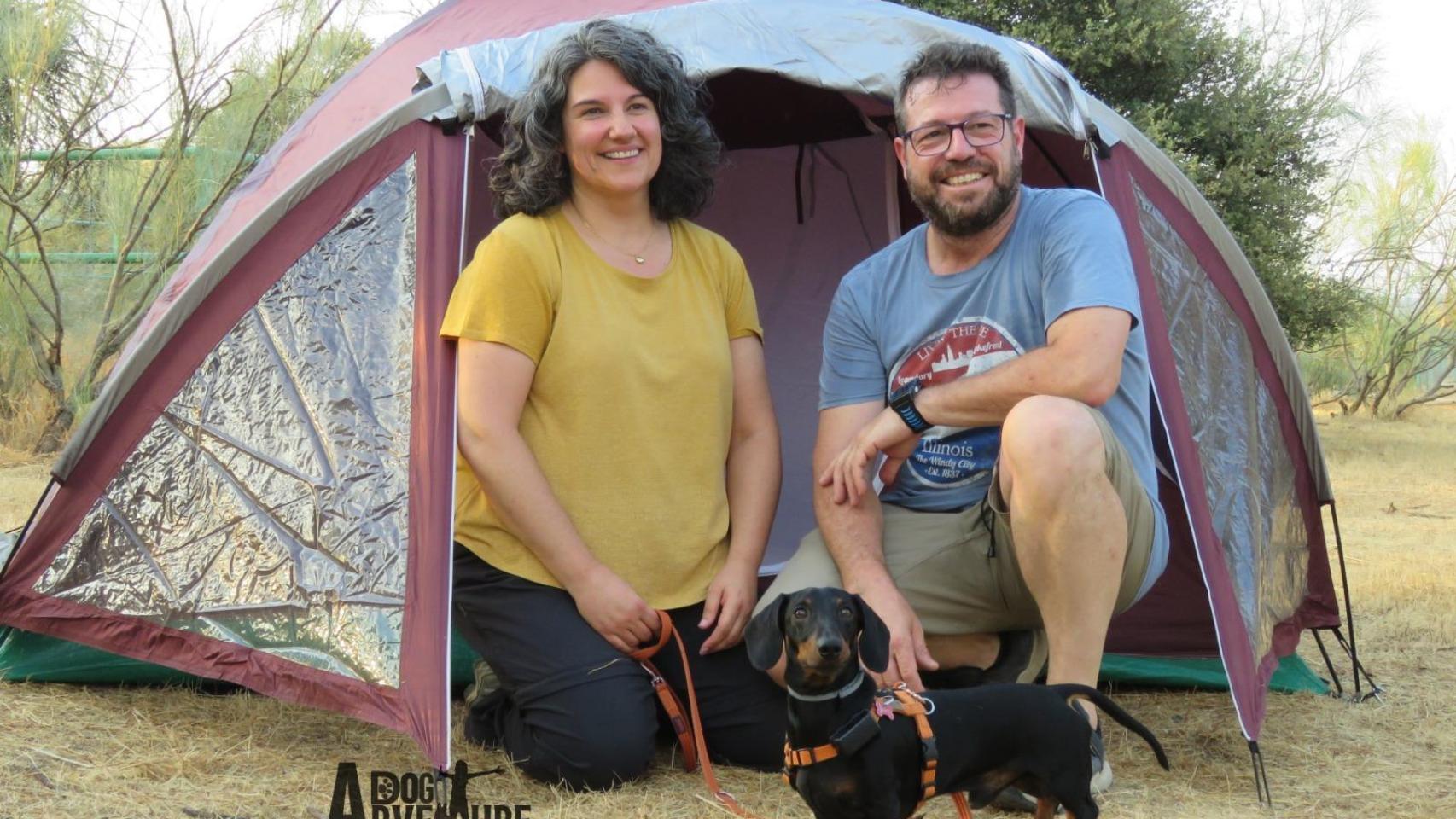Dos clientes de 'DogAventure' en una tienda de campaña con su perro.