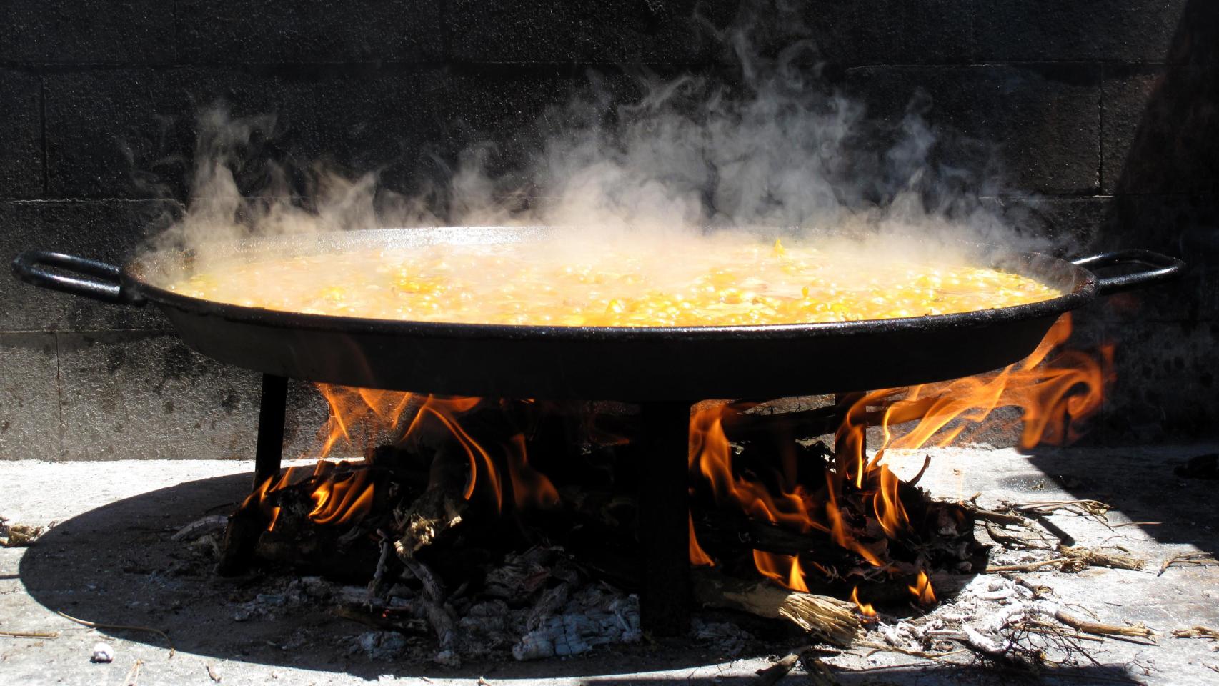 Una paella al fuego.