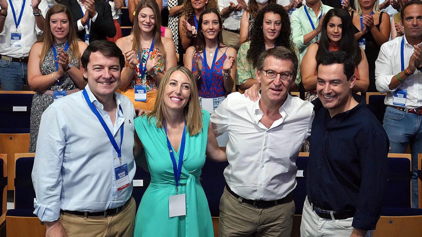 El presidente de la Junta, Alfonso Fernández Mañueco, junto al presidente nacional del Partido, Alberto Núñez Feijoó, la presidenta del PP de Extremadura, María Guardiola, y el presidente de Andalucía, Juanma Moreno, en el 13º Congreso Autonómico del PP de Extremadura, en julio de 2022
