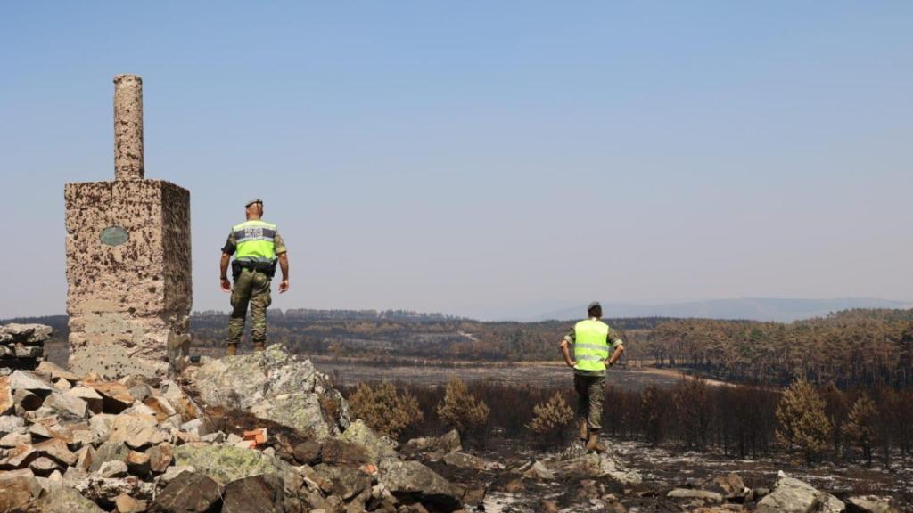 Dos militares en una de las maniobras.
