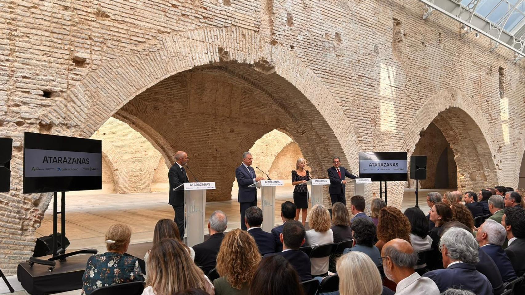 Imagen de Rafael Chueca, subdirector general de Cultura y Territorio de la Fundación La Caixa; José Luis Sanz, alcalde de Sevilla; Patricia del Pozo, consejera de Cultura y Antonio Pulido, presidente de la Fundación Cajasol.
