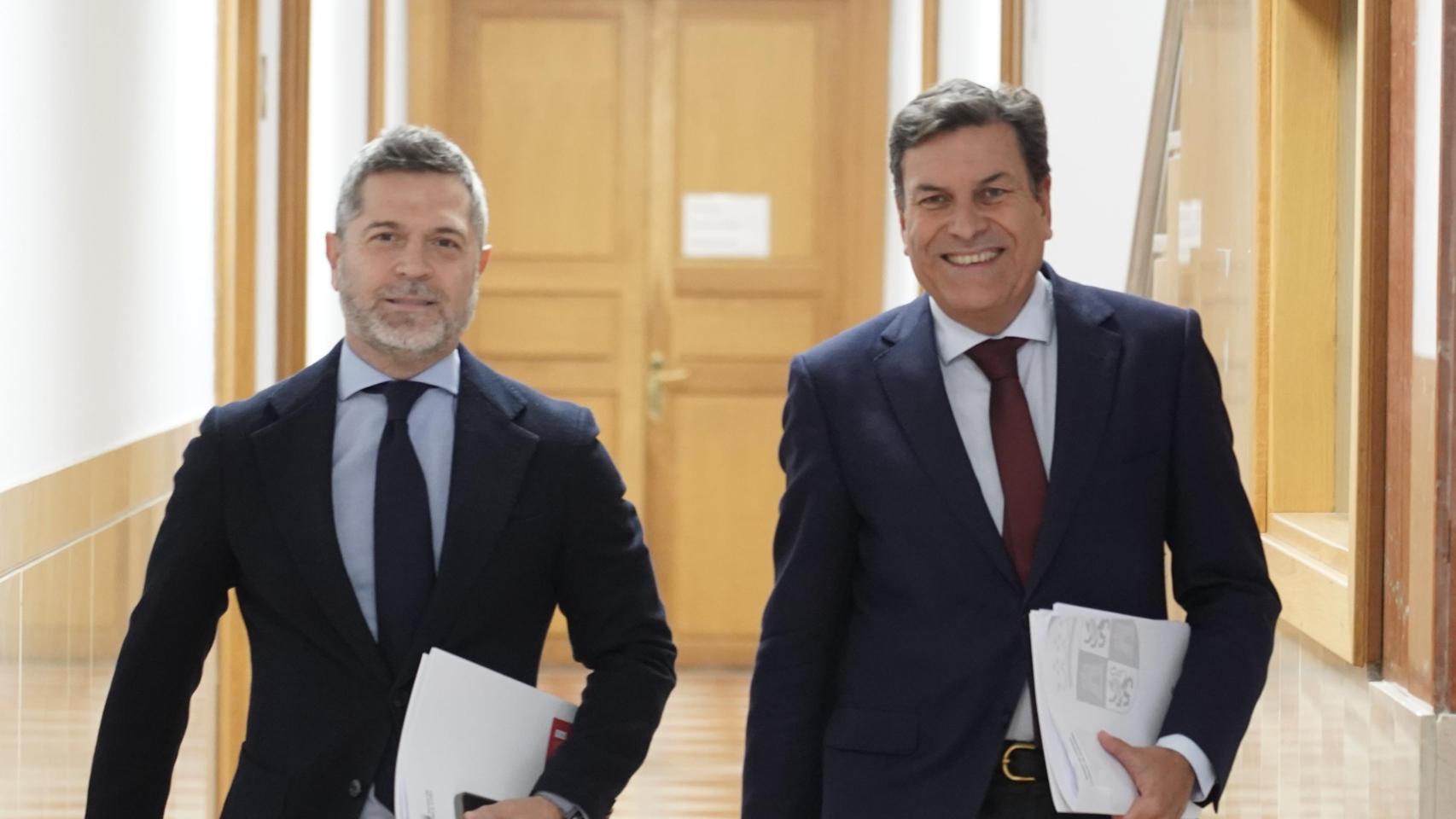 El director de Comunicación de la Junta de Castilla y León, Julio López Revuelta, y el portavoz del Gobierno autonómico, Carlos Fernández Carriedo, a su llegada a la rueda de prensa posterior al Consejo de Gobierno de este jueves