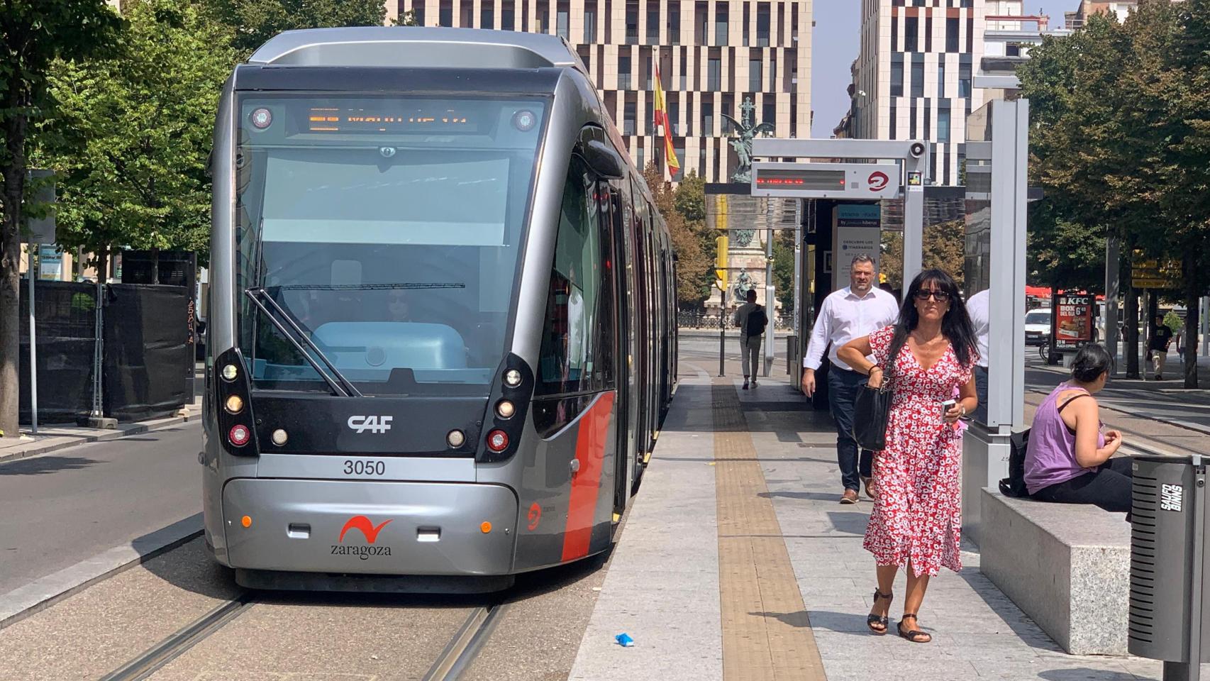 El tranvía de Zaragoza a su paso por el paseo de la Independencia.