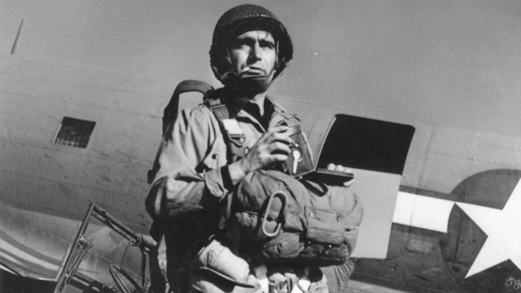 Robert Capa antes de lanzarse en paracaídas sobre Alemania con las fuerzas americanas. Arras, Francia, marzo 1945.