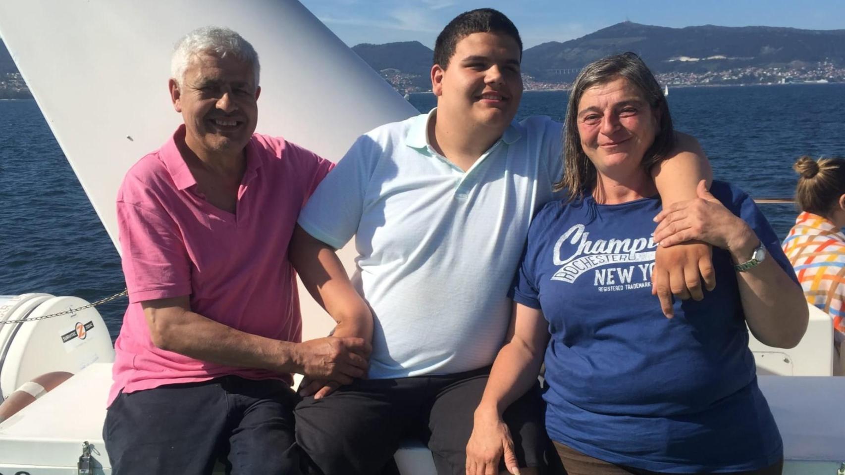 Óscar, de 23 años, con sus padres