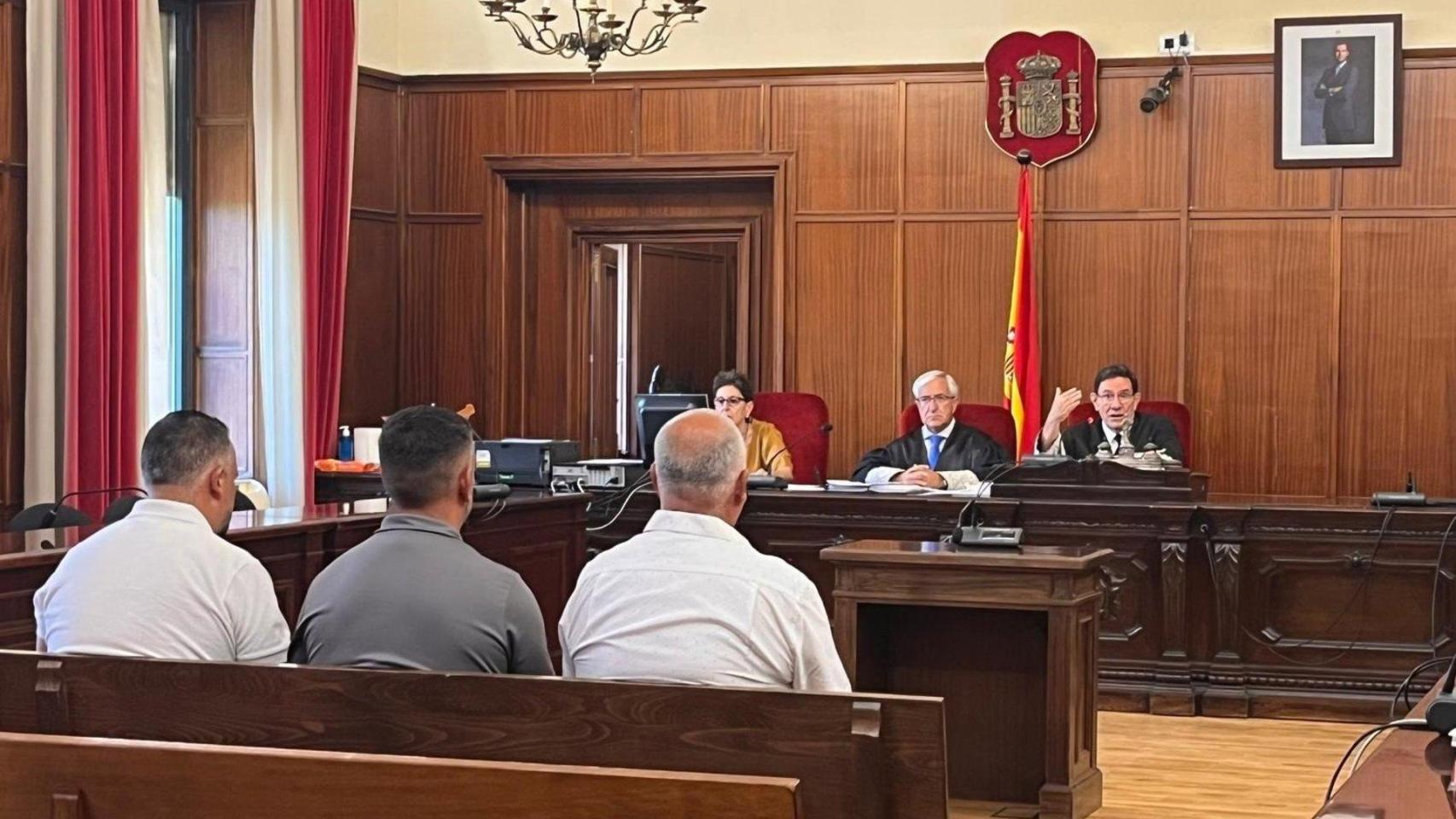 Imagen de los tres acusados durante el veredicto del jurado popular.