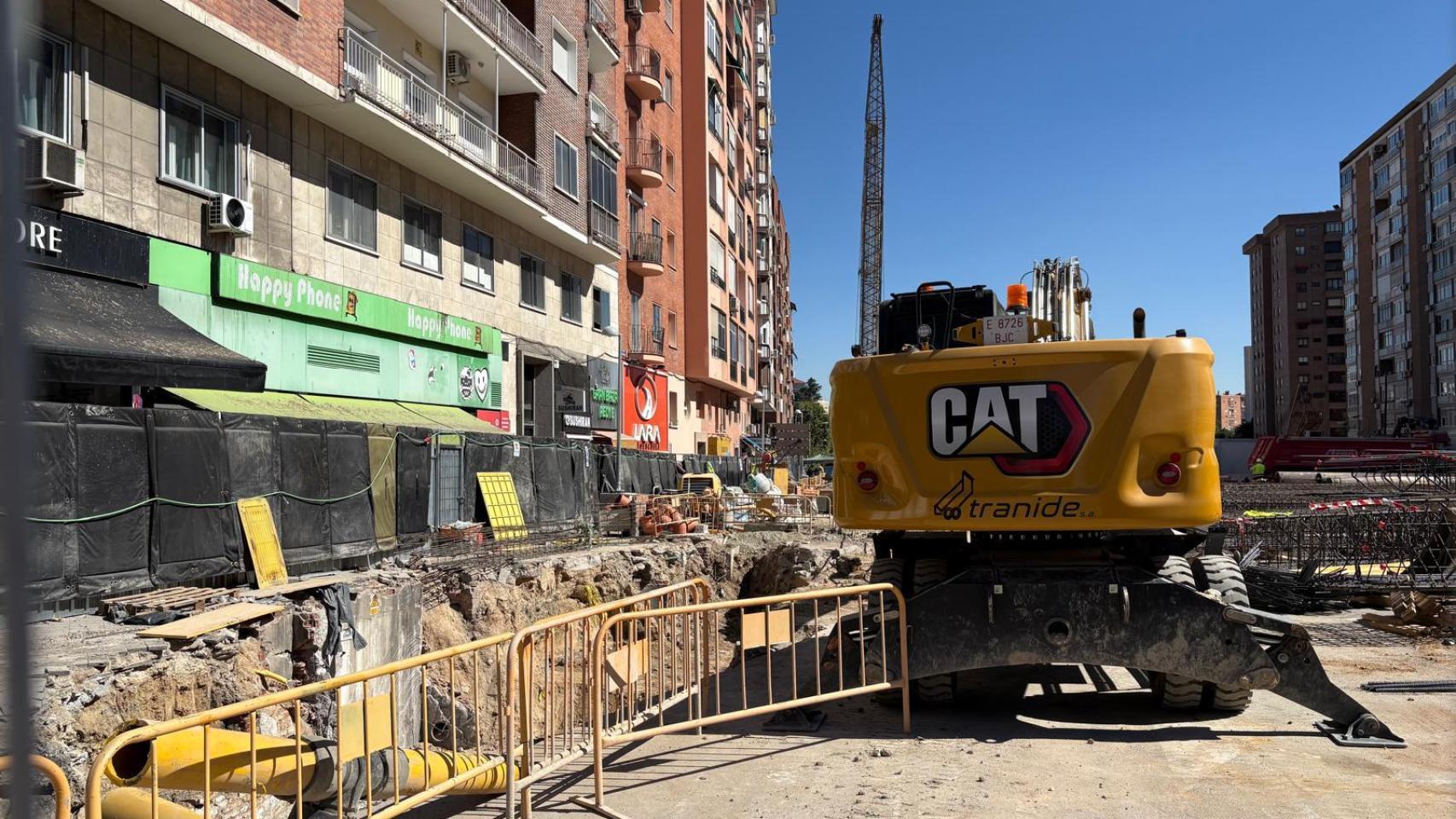 Las obras de la L-6 en la avenida del Mediterráneo a la altura de Conde de Casal.