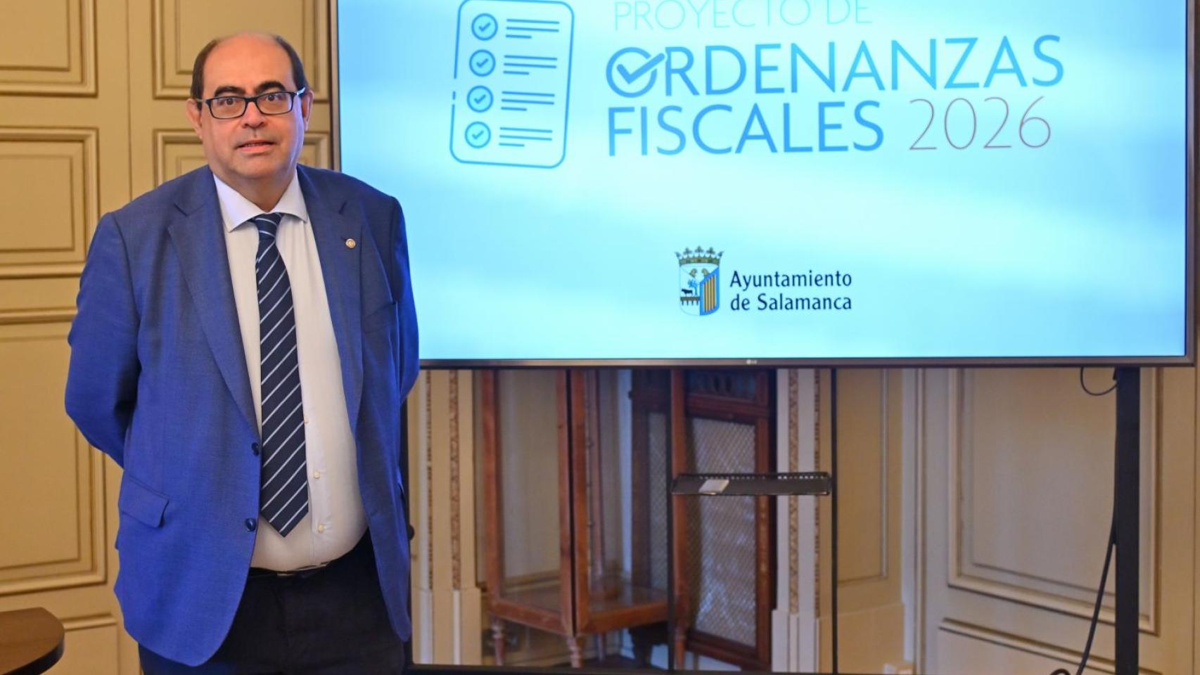 El concejal de Hacienda, Fernando Rodríguez, durante la presentación del proyecto, que se debatirá en el próximo pleno ordinario.