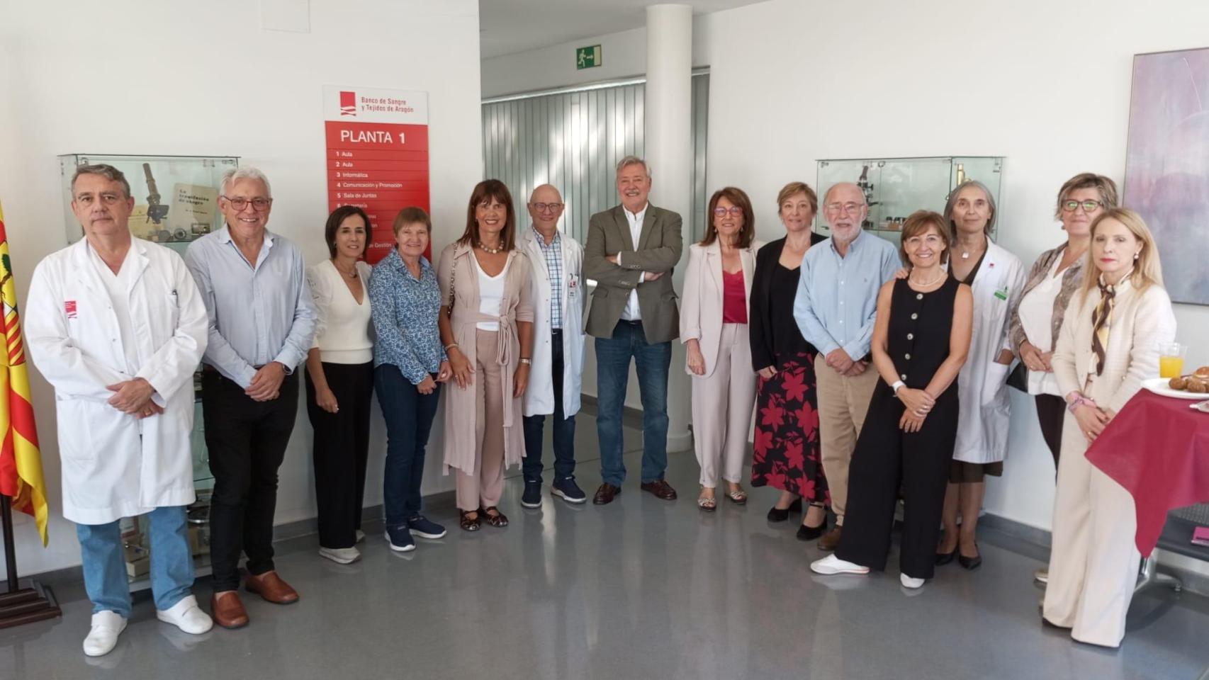 La gerente del Banco con hematólogos de distintos servicios hospitalarios de Aragón, hoy en el XIX aniversario de la entidad
