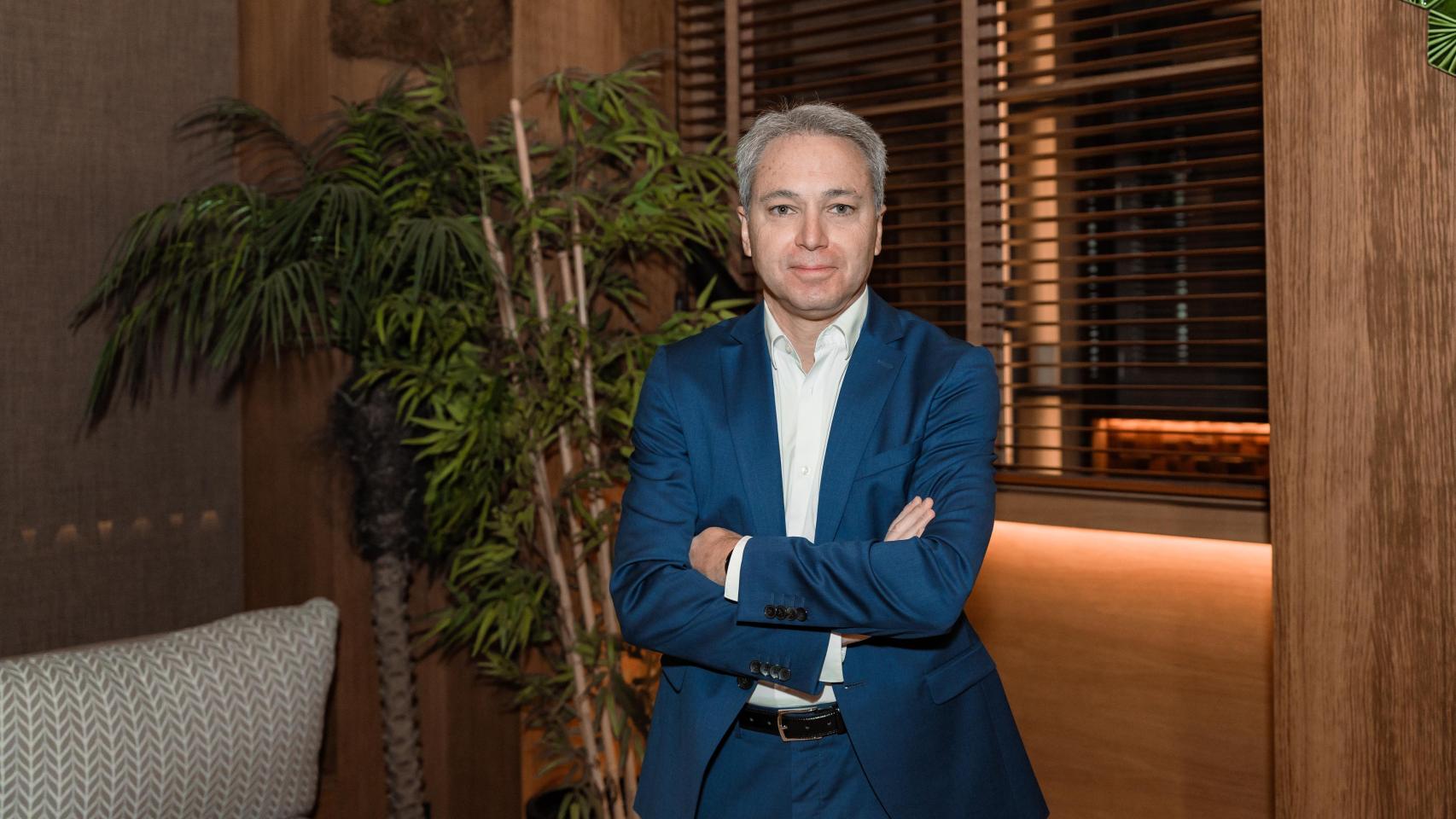 Vicente Vallés nos atiende en el Hyatt Centric Gran Vía (Madrid) para hablar de las mujeres de su vida y de su obra.