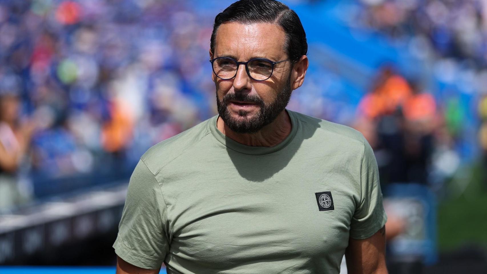 José Bordalás, camino hacia el banquillo del Getafe durante el partido ante el Levante.
