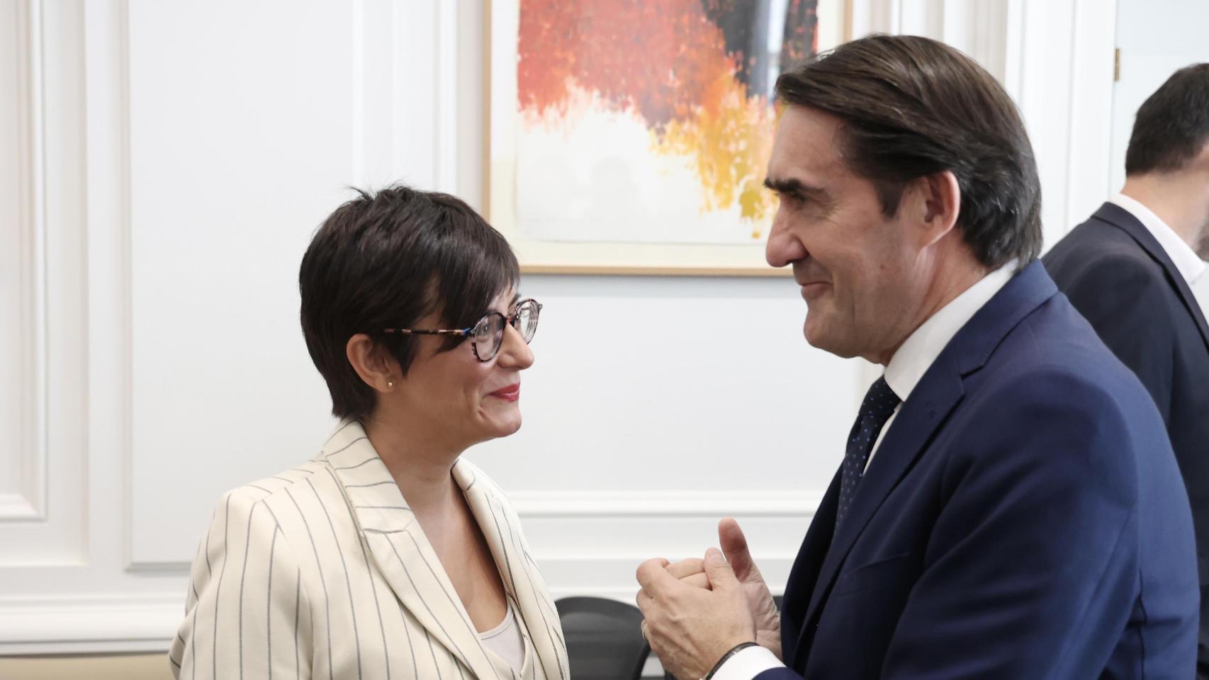 El consejero de Medio Ambiente, Vivienda y Ordenación del Territorio, Juan Carlos Suárez-Quiñones, junto a la ministra de Vivienda, Isabel Rodríguez.