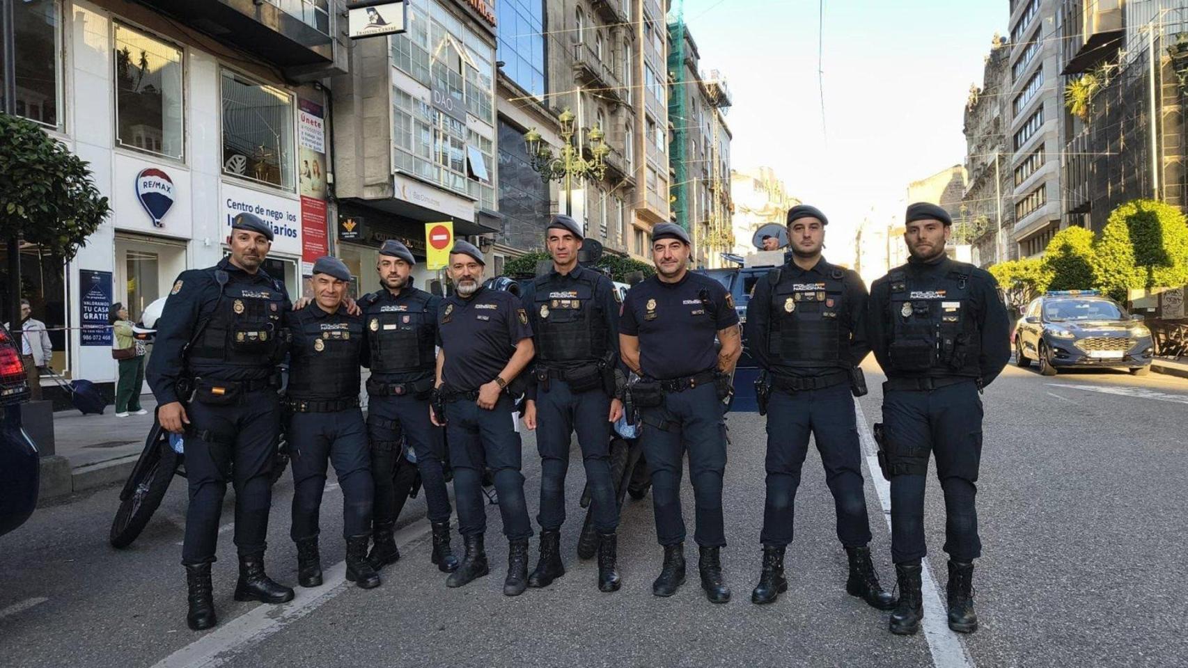 Imagen de los agentes que atendieron al varón