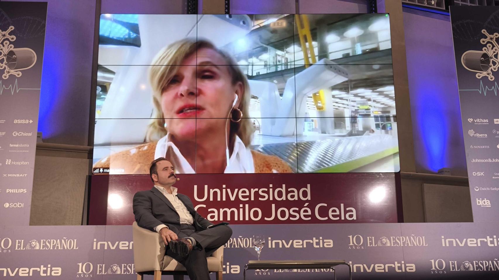 María Neira, directora de Salud Pública de la OMS, en pantalla. Sentado, Eduardo Ortega, redactor jefe de EL ESPAÑOL-Invertia.