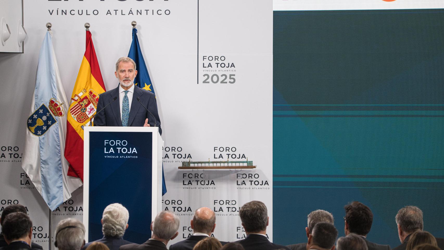 El rey Felipe VI interviene durante la inauguración del 'Foro La Toja.
