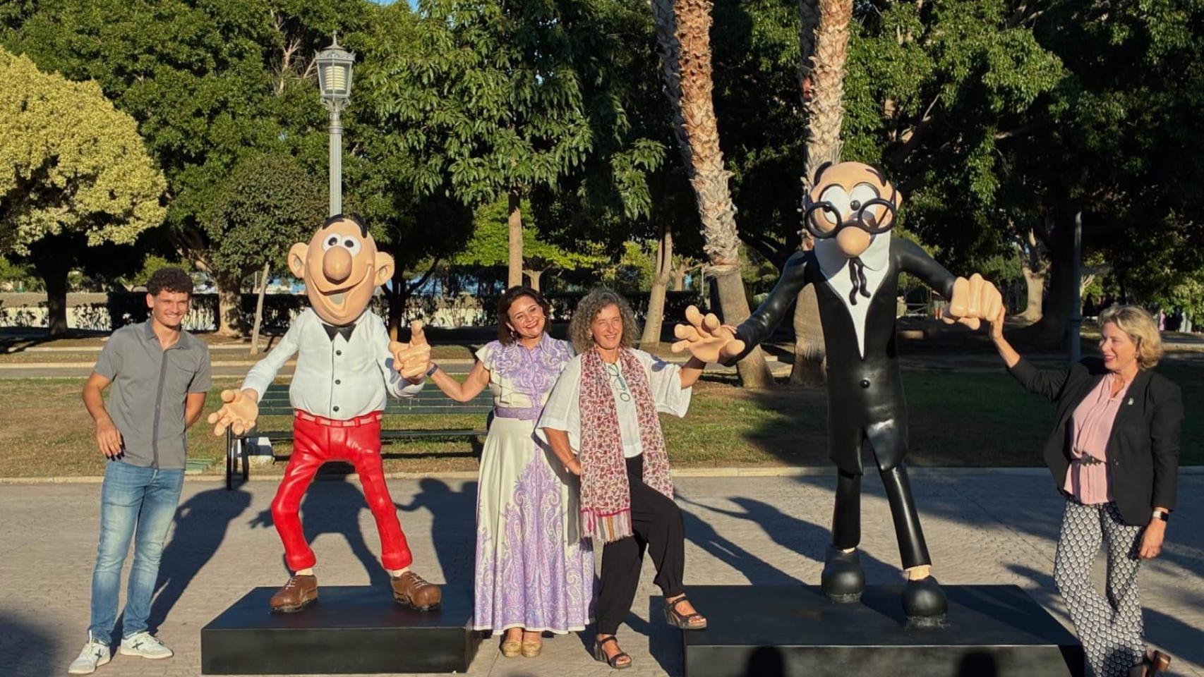 Margarita del Cid y Nuria Ibáñez, entre otros, con Mortadelo y Filemón en Torremolinos.