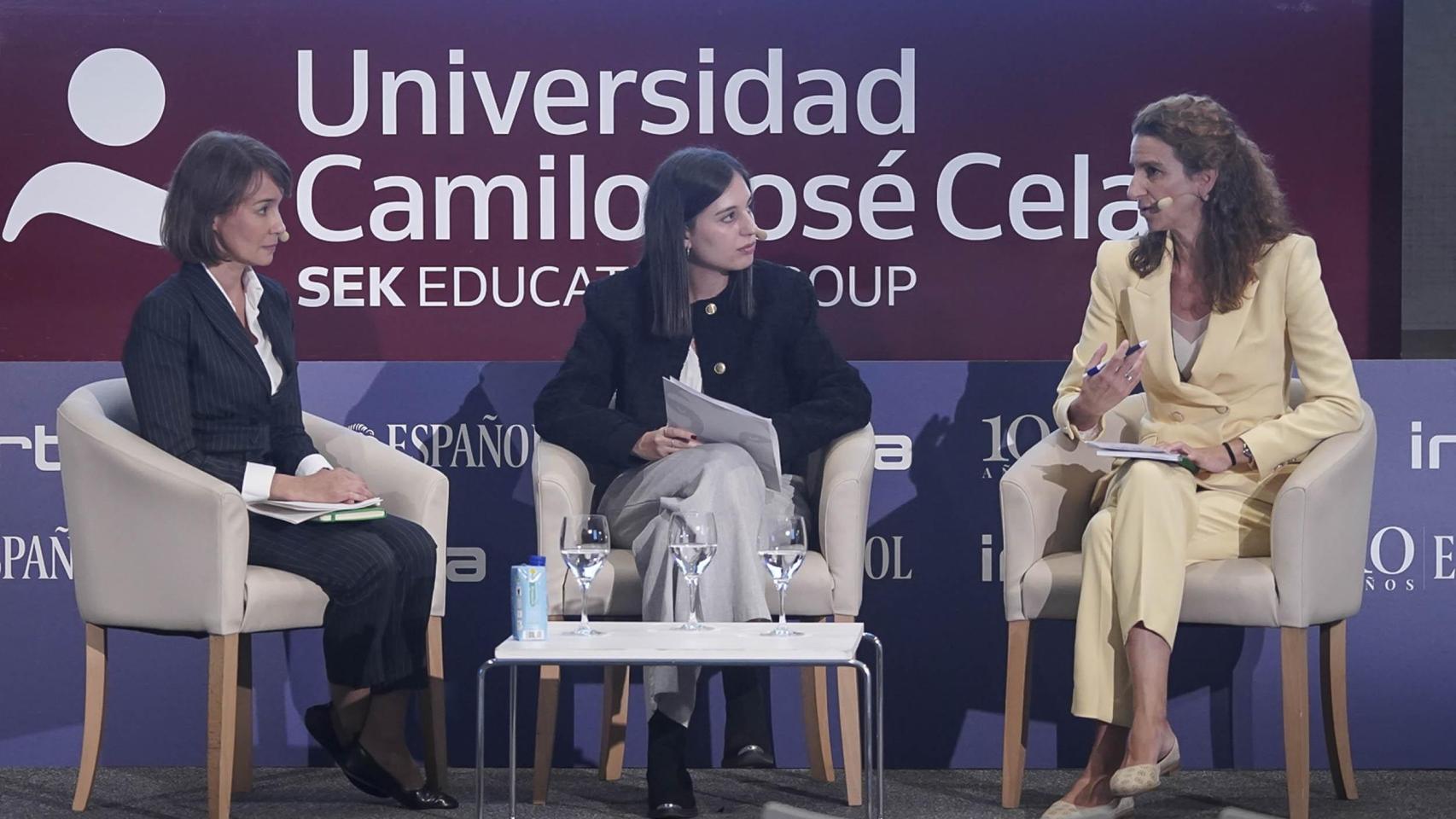 Raquel Coca, Victoria Villafranca (periodista de EL ESPAÑOL) y Leticia Fernández-Friera.