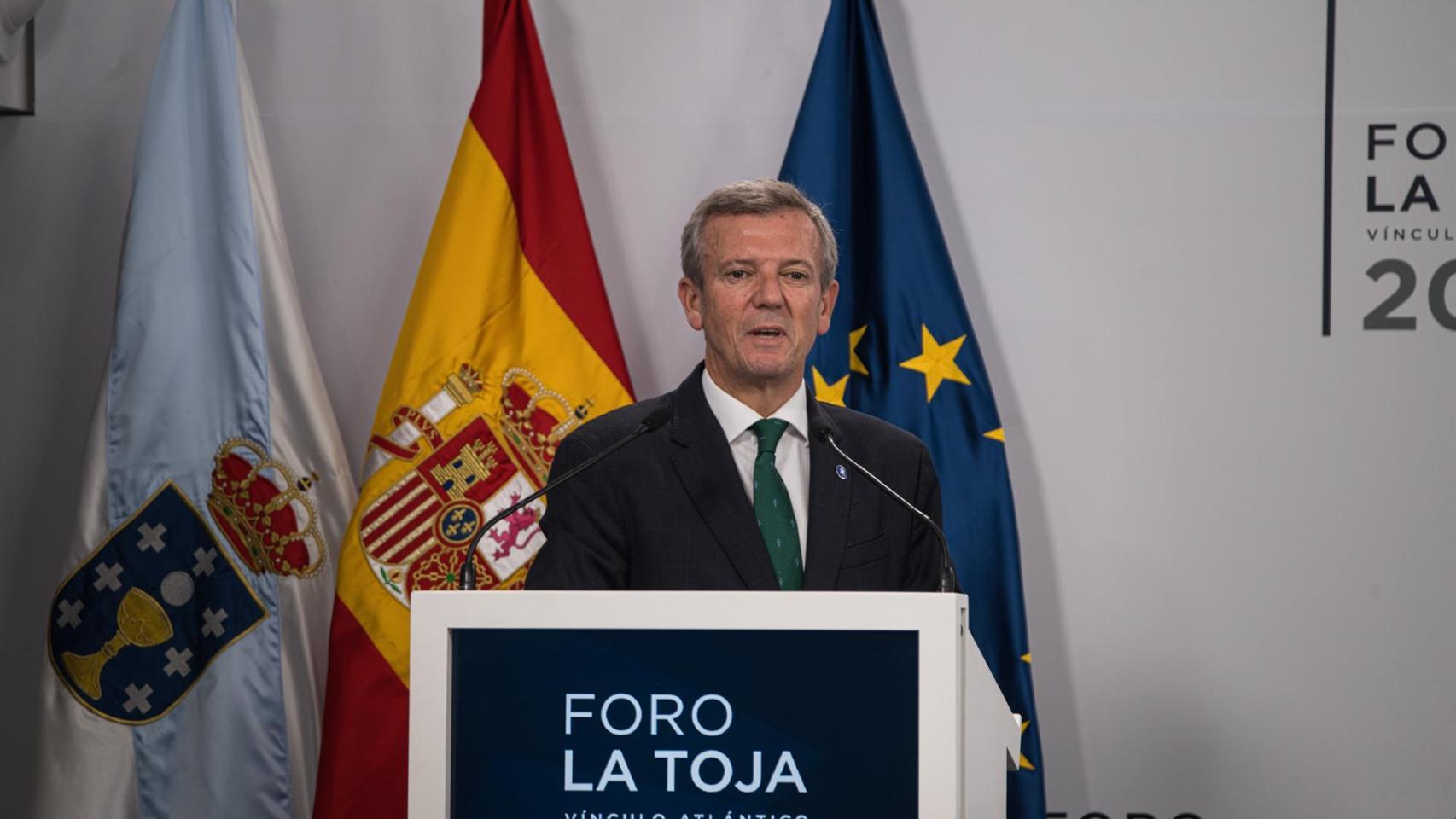 El presidente de la Xunta de Galicia, Alfonso Rueda, interviene durante la inauguración del 'Foro La Toja - Vínculo Atlántico'