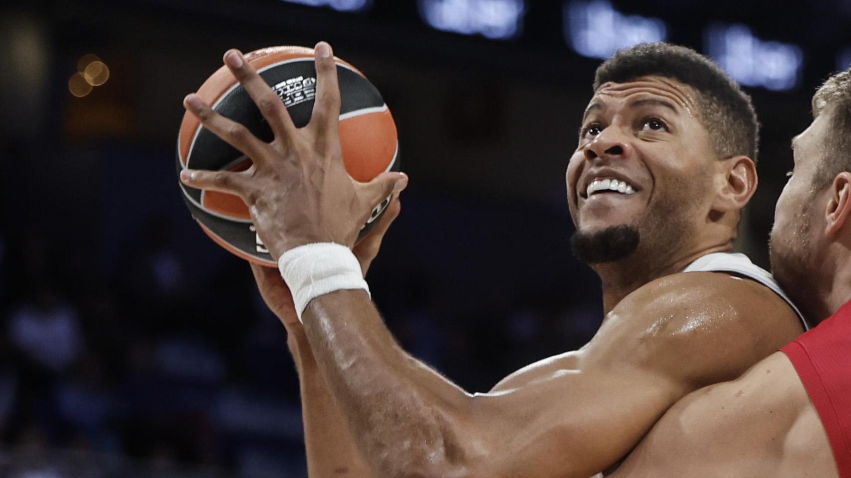 Tavares lucha con Vezenkov durante el partido.