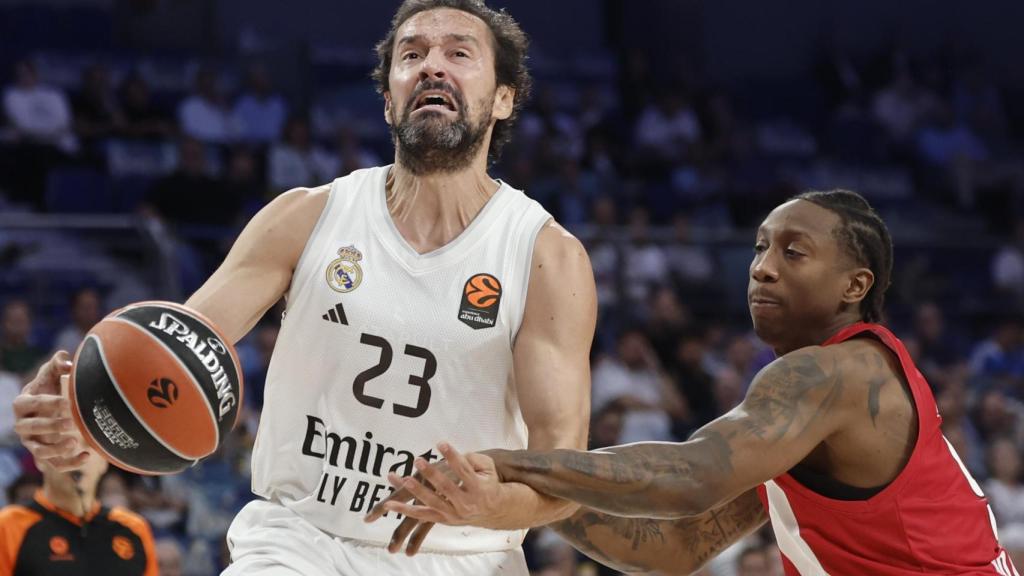 Sergio Llull conduce el balón mientras es presionado por Saben Lee.