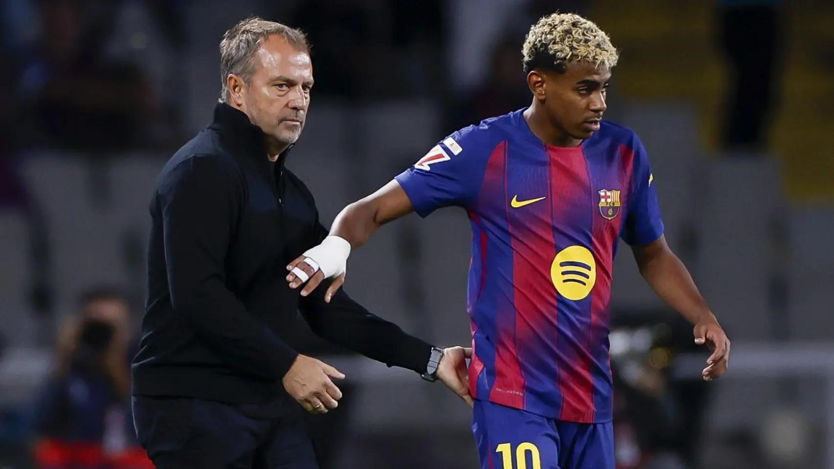 Hansi Flick da una palmada a Lamine Yamal en el Barça-Real Sociedad.