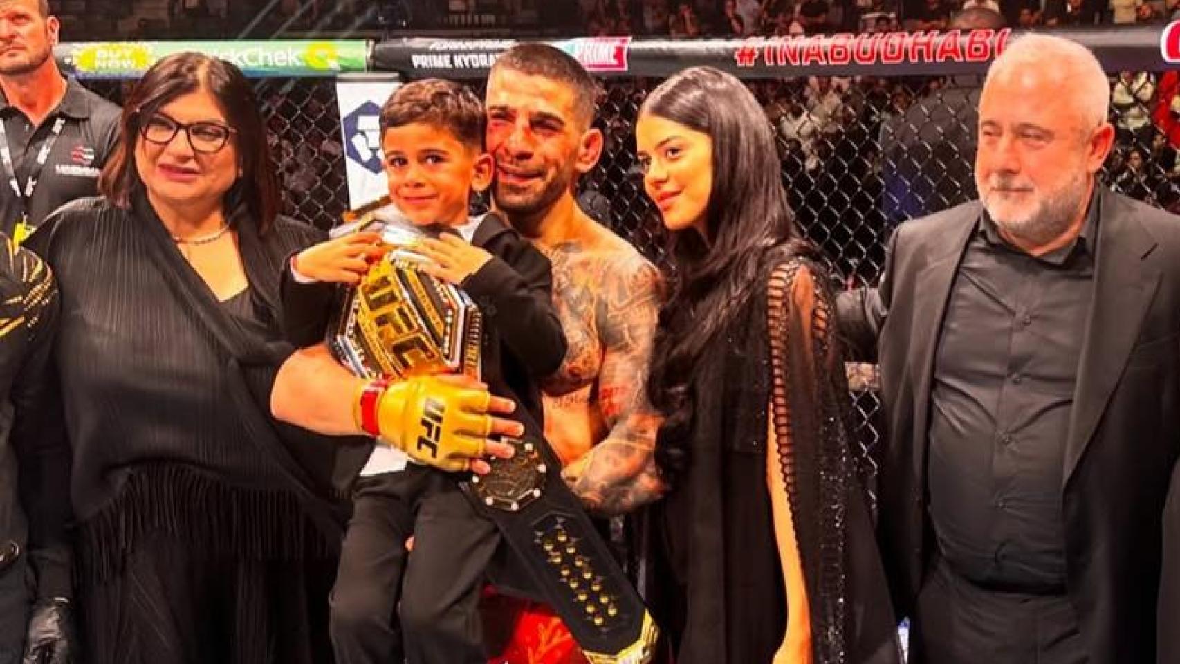 Ilia Topuria celebrando su título de la UFC junto a su madre Inga, a la izquierda, y el resto de su familia