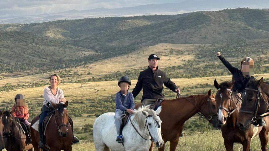 Elsa Pataky junto a su marido y sus hijos a caballo. Imagen de redes sociales.