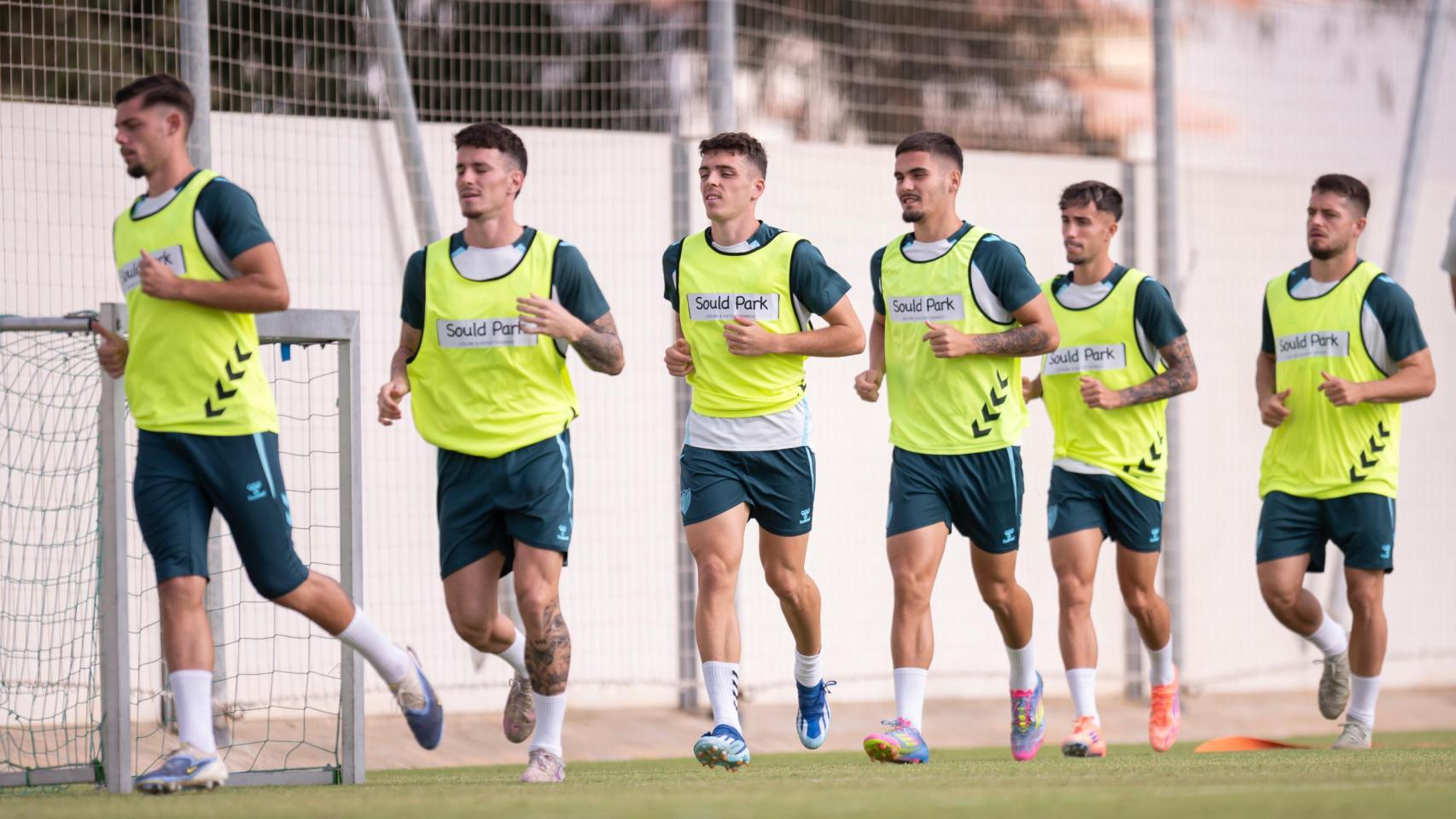 Varios jugadores del Málaga CF durante un entrenamiento en la Ciudad Deportiva