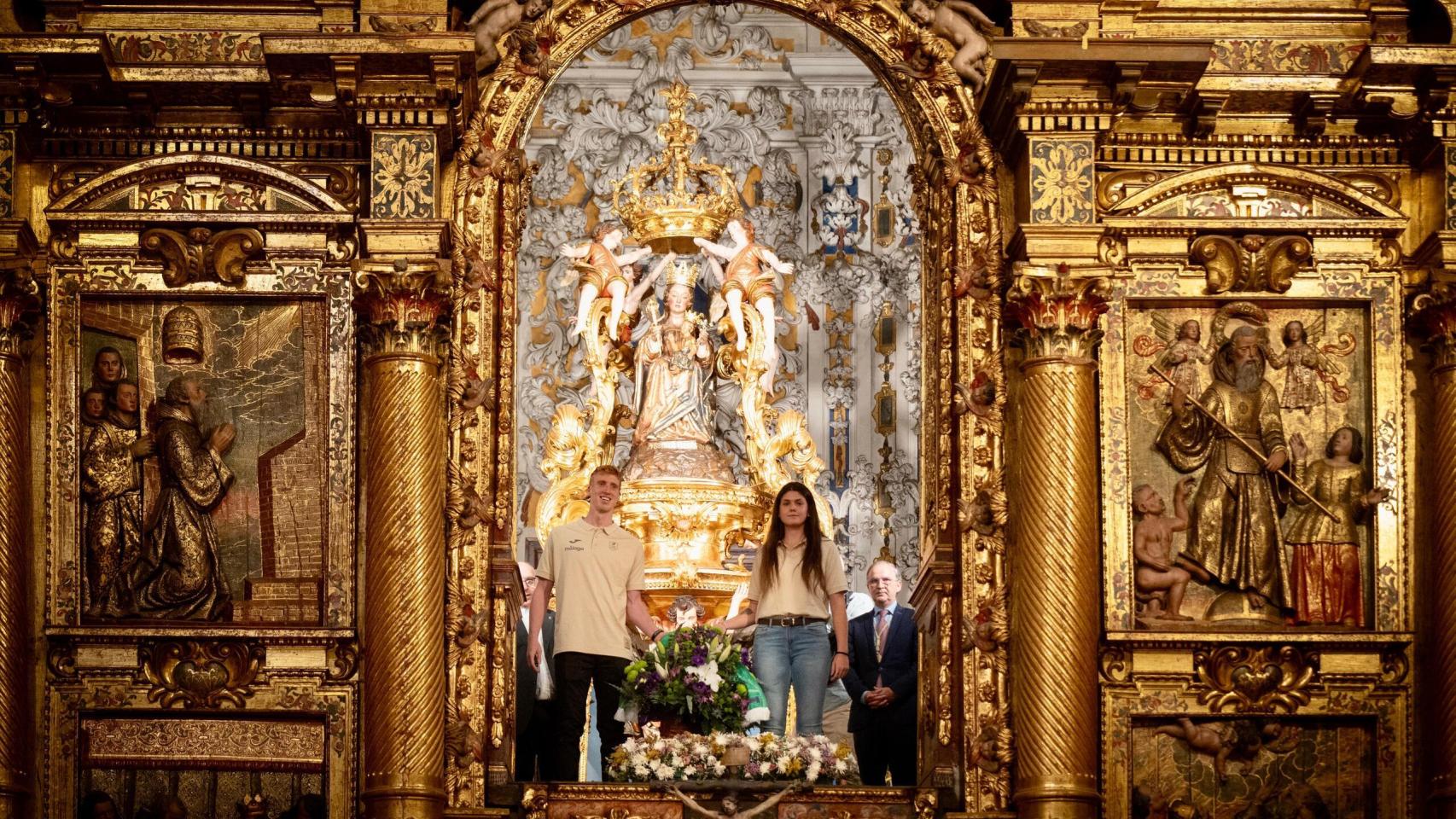 Alberto Díaz y Elena Moreno en el camarín de la Virgen de la Victoria