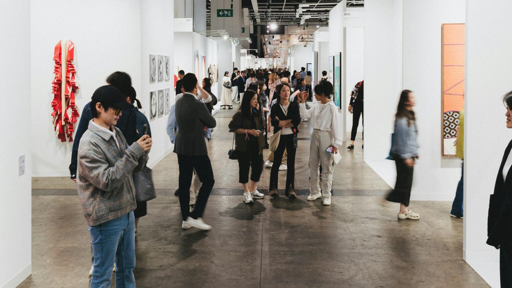 Imagen de archivo de unos visitantes en una exposición de arte.