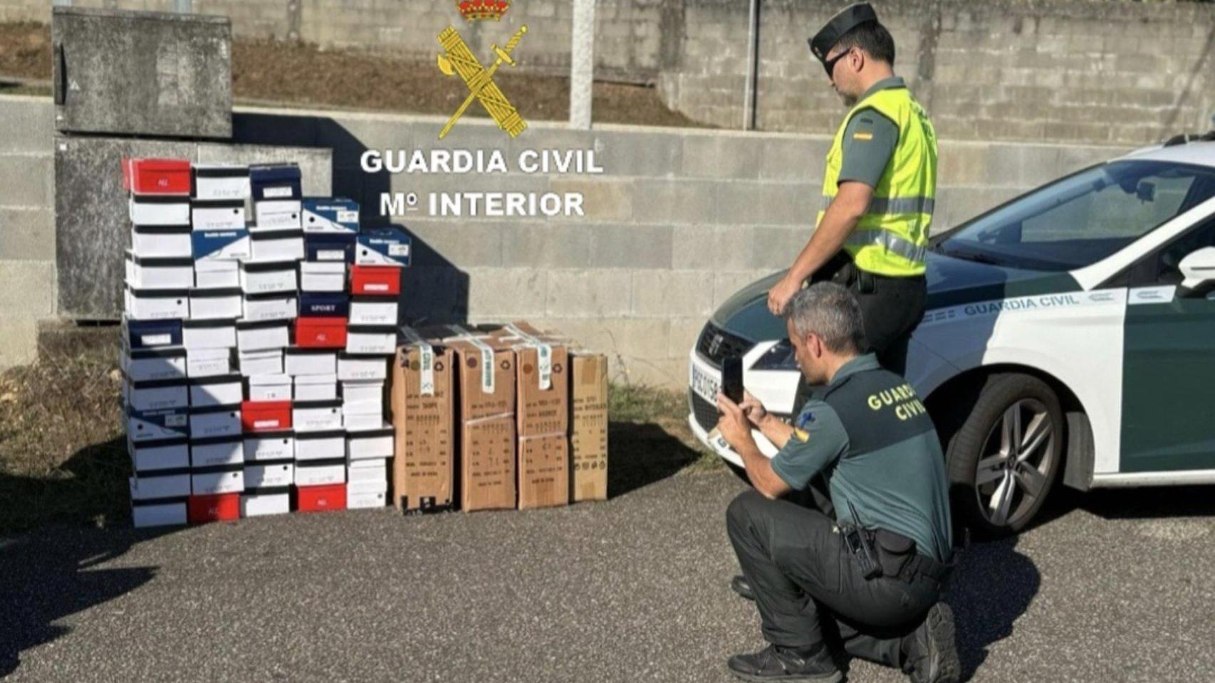 La Guardia Civil incauta un centenar de pares de zapatos de presunta procedencia ilícita
