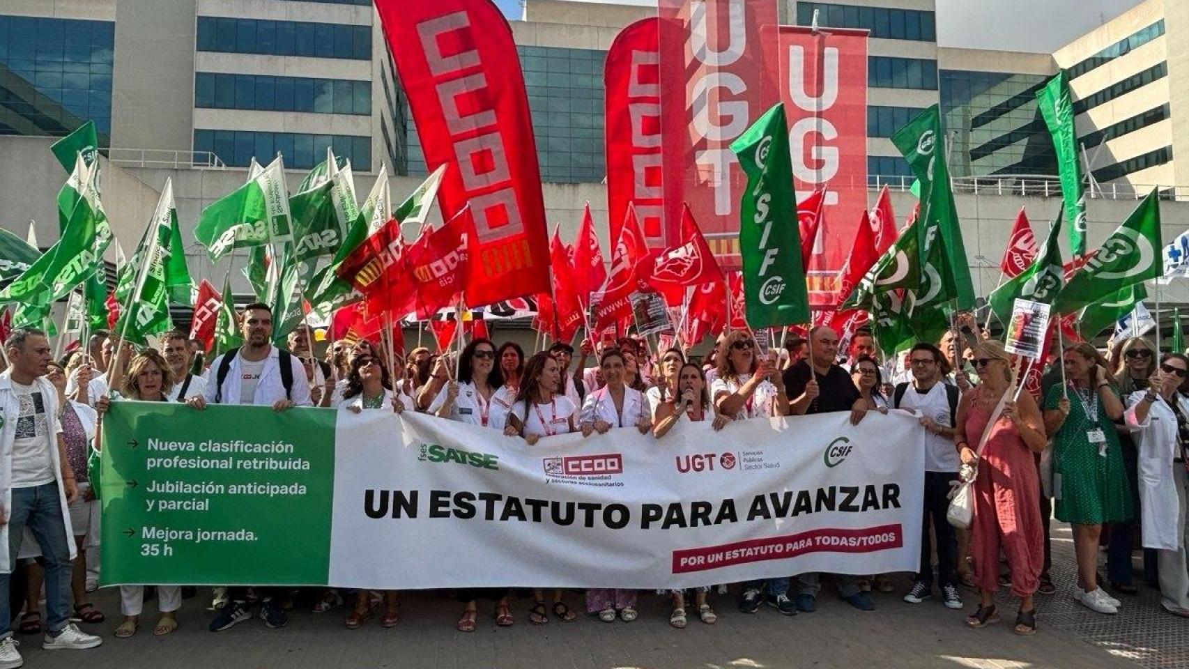 Concentracion de sanitarios valencianos para exigir seguir negociaciando el Estatuto Marco