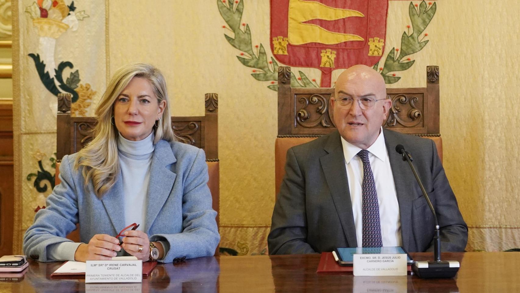 La teniente alcalde Irene Carvajal (Vox) y el alcalde Jesús Julio Carnero (PP) en una rueda de prensa