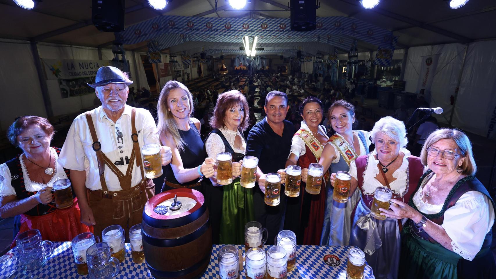 Inauguración del 37 Oktoberfest en La Nucia, con presencia del alcalde Bernabé Cano.